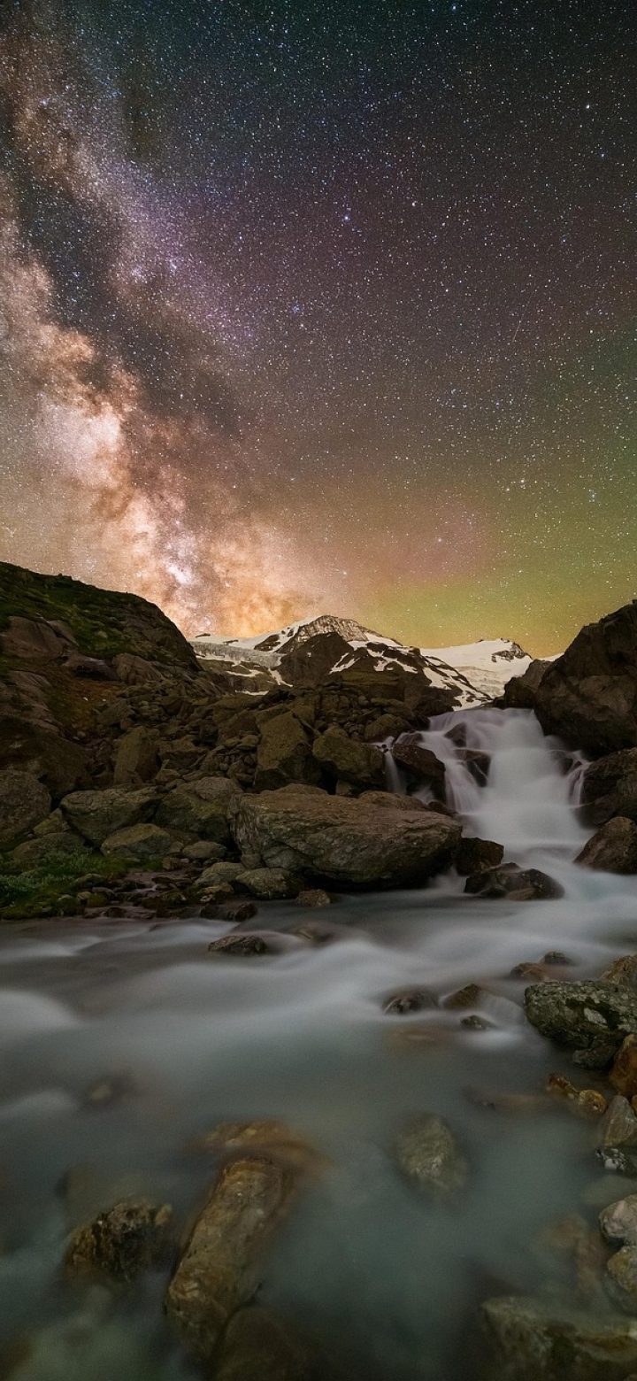 星空传媒 App 时间轴反馈界面截图，视频进度条上分布着数个米金色标记点，下方列出带时间码的文字意见与缩略截图帧